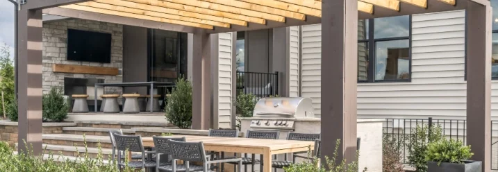 Überdachte Terrasse mit Essbereich und Grill